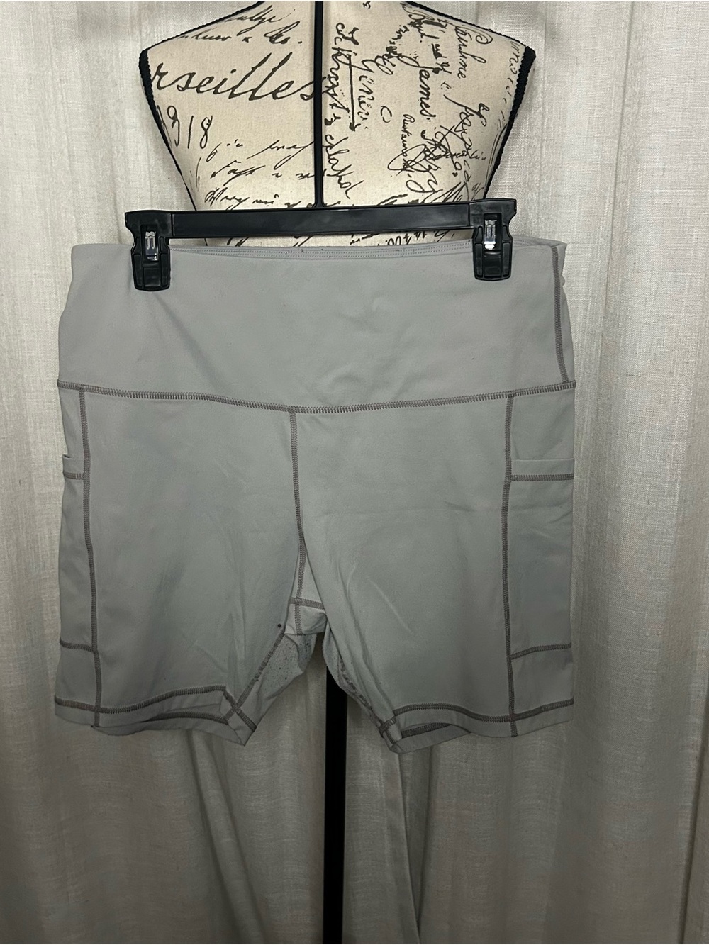 Women's L Ease of Motion Light Grey Active Pocket Shorts